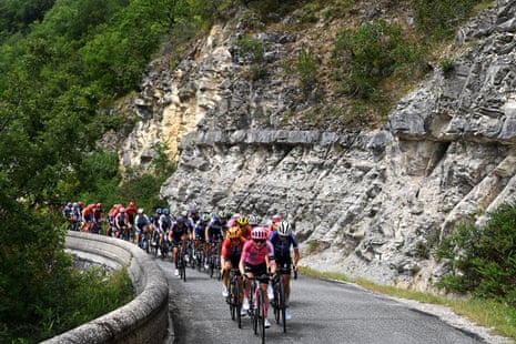 A fast, yet scenic, start to stage four of the Tour de France Femmes.