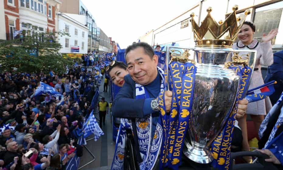Vichai holding the Premier League trophy during the victory parade in 2016 to celebrate Leicester City FC’s remarkable achievement. 