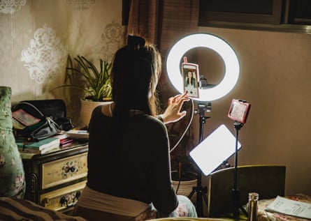 Mulher transmitindo ao vivo