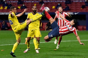 Suárez attempts an overhead kick against Cadiz in November 2020.