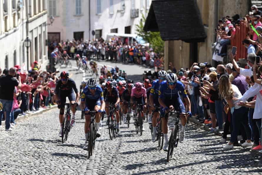 Peloton melakukan pendakian berbatu melalui Desa Varallo.