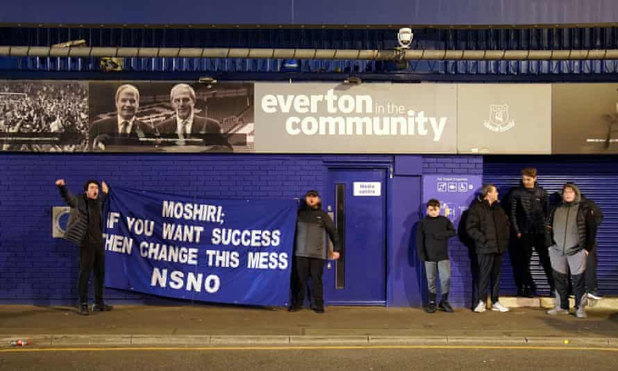 Les fans d'Everton organisent une manifestation devant Goodison Park mercredi soir.