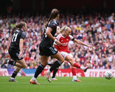 Frida Maanum opens the scoring for Arsenal