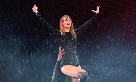 Taylor Swift performing in Sydney, 2 November 2018.