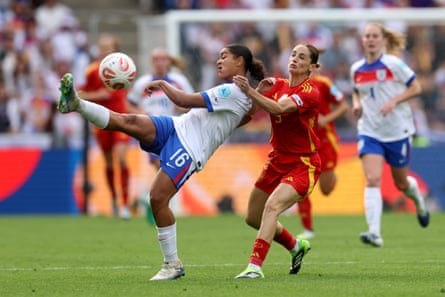 Jess Carter clears the ball while under pressure from Esther González during the Euro 2025 final match between England and Spain