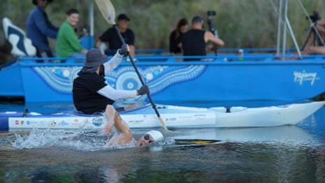 अल्ट्रामैराथन तैराक ने मगरमच्छों से भरी ऑस्ट्रेलियाई नदी में 55 किमी से अधिक की रिकॉर्ड गति तय की