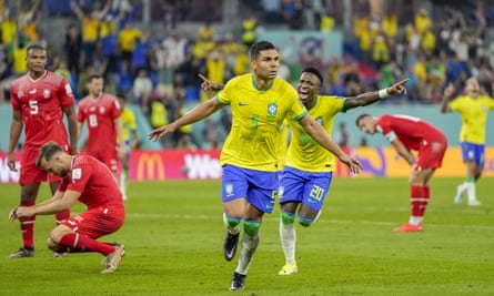 Бразилецът Каземиро (в центъра) празнува, след като отбеляза първия гол за своя отбор срещу Швейцария.