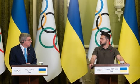 IOC president Thomas Bach and Ukraine’s president Volodymyr Zelenskiy hold a joint press conference in July 2022 front of IOC and Ukraine flags
