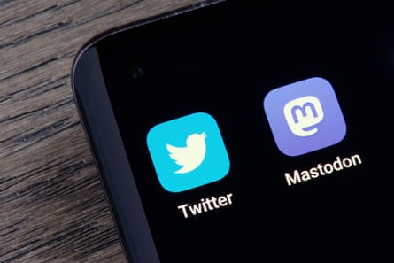 带有 Twitter 和 Mastodon 应用程序的手机图片