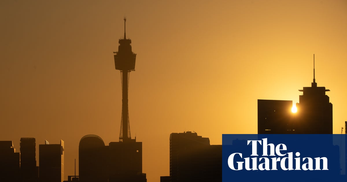 Total fire ban for Sydney with 37C temperatures and risk of bushfires from 'dry lightning'
