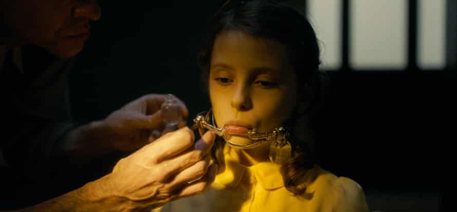 Romane Hemelaers as Mia in Earwig.