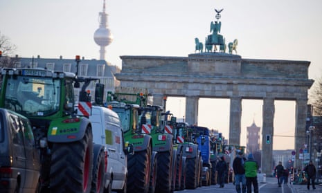 Berlin'deki çiftçi gösterisi sırasında Brandenburg Kapısı'nın önüne park eden taktörler