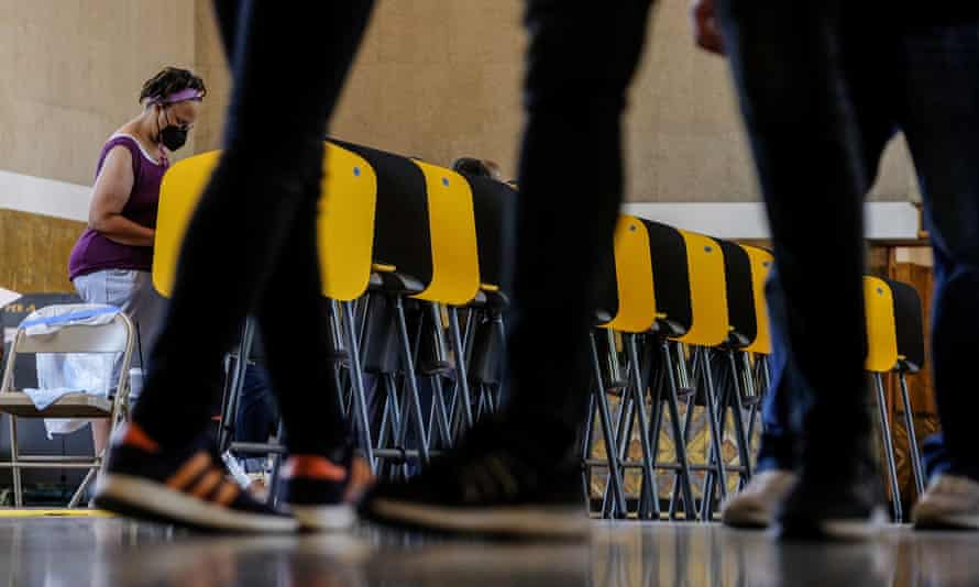 Un électeur vote pour l'élection de rappel en Californie dans un bureau de vote à Los Angeles.