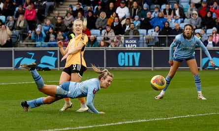 Lauren Hemp dives to convert Khadija Shaw’s cross for Manchester City.
