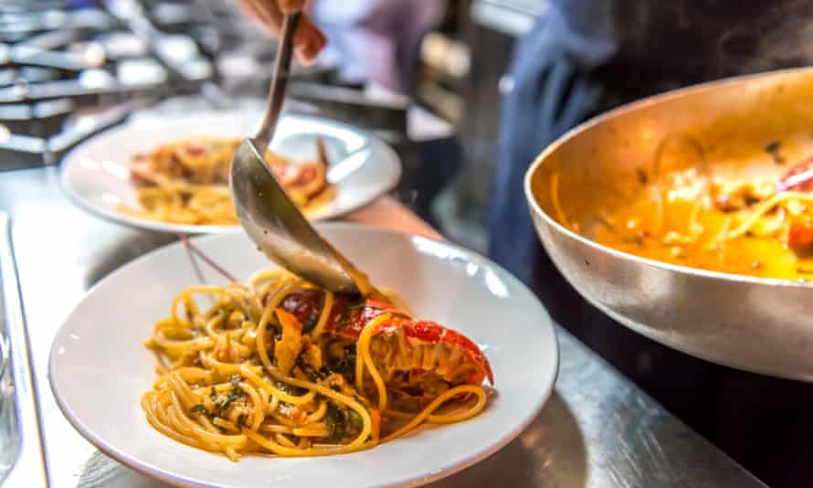 Espaguetis de langosta en el restaurante Ta 'Philip