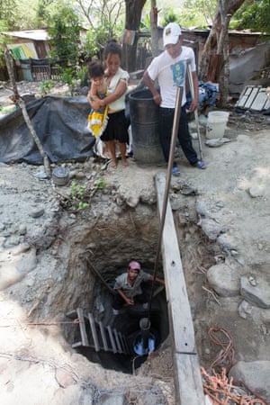 In the Rivera Hernández neighbourhood on the outskirts of San Pedro Sula, José Maradiaga digs a well in search of water after four weeks without supply