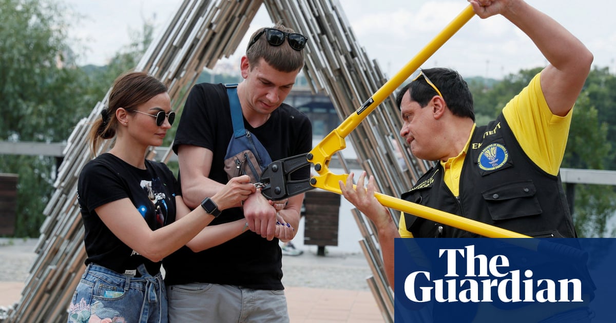 Ukraine’s inseparable couple ditch handcuffs and go separate ways