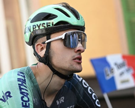 นักปั่นชาวฝรั่งเศส ปอล เซซาส ปั่นจักรยานเข้าสู่เส้นชัยในการแข่งขัน Tour de France