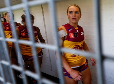 Orla O'Dwyer court par-dessus la clôture avant le match