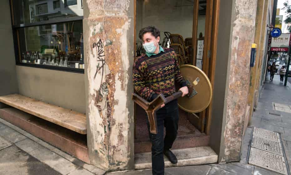 Masks remain mandatory in Victoria for hospitality and retail workers. Premier Daniel Andrews has rejected calls from business groups to drop the rule, as Covid case numbers climb.