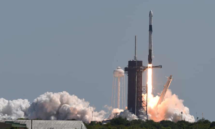 Rakieta SpaceX Falcon 9 startuje z przylądka Canaveral na Florydzie ze swoim pierwszym w pełni komercyjnym zespołem kosmicznym, zmierzającym na Międzynarodową Stację Kosmiczną.