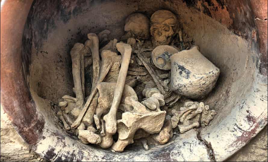 The remains of a man and a woman in a large ceramic jar have been found at La Almoloya/