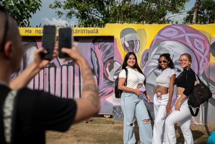 Around San Basilio, there is graffiti depicting Afro-descendant people with words or phrases in the Palenque language as a way of appropriating the Palenque language