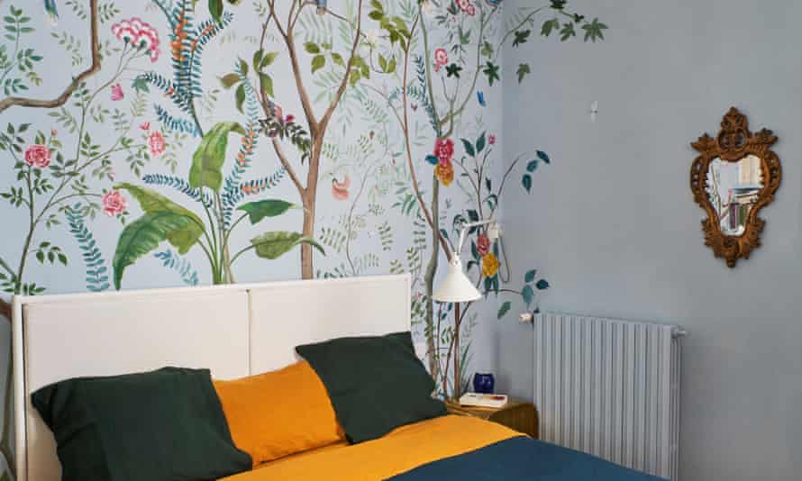 Fauna and flora wallpaper in the bedroom.