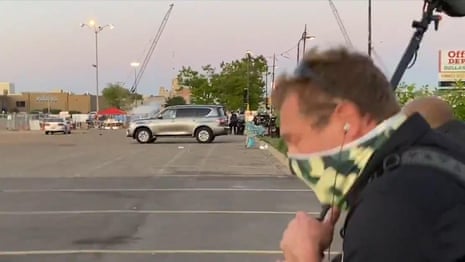 Minneapolis police fire rubber bullet in direction of CBS News crew – video 