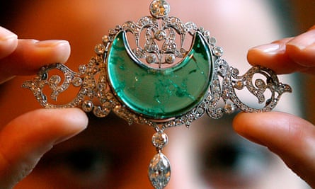 Belle Epoche Emerald and Diamond Brooch à Londres, Grande-Bretagne, 3 décembre 2007. La broche était autrefois la propriété d'Anita Delgado