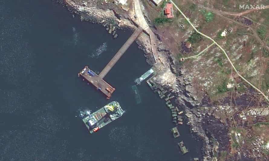 Una imagen de satélite proporcionada por Maxar Technologies el 12 de mayo tomada desde arriba de Snake Island en el Mar Negro.