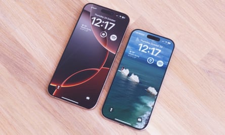 L'iPhone 16 Pro Max et l'iPhone 16 Pro montrant l'écran de verrouillage.
