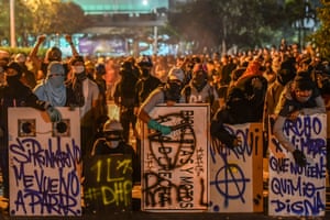 Des manifestants participent à une manifestation anti-gouvernementale à Medellin