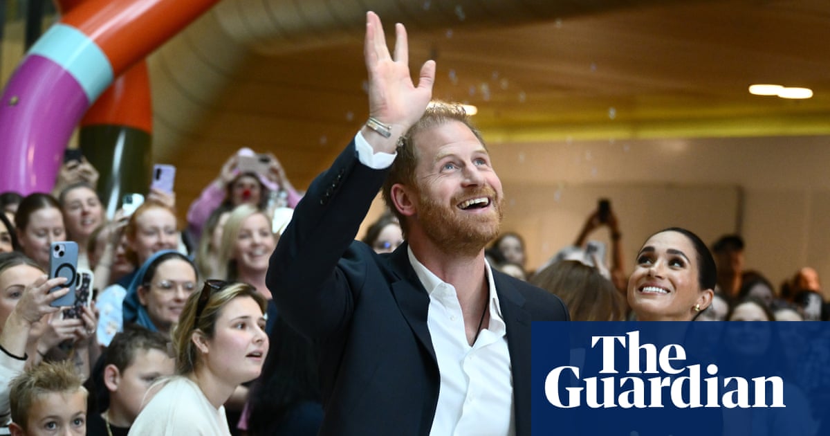Harry and Meghan greeted by hushed ‘hiii’ in Melbourne hospital on first stop of Australian tour