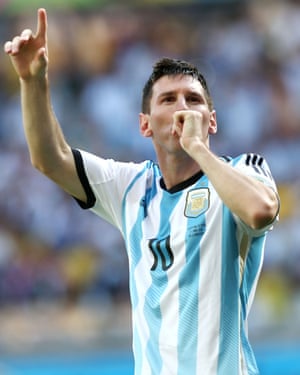 Lionel Messi celebra después de anotar para Argentina contra Irán en Belo Horizonte.