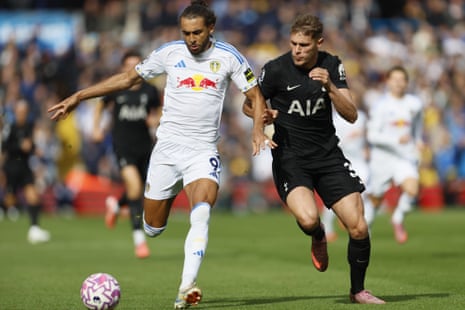 Dominic Calvert-Lewin holds off Micky van de Ven.