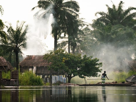 Cidades flutuantes de troncos: poderão os “pulmões de África” sobreviver à sua exploração?