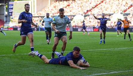 Josh Carrington splashes down for a try on his Prem debut to give Bristol a bonus point.