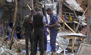 Las fuerzas de seguridad en los restos de las casas destruidas tras un atentado suicida con bomba en Mogadiscio hace dos semanas.  Cinco personas murieron en la explosión cerca de una academia de policía.