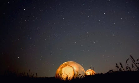 wilderme-geodomes-at night with starry sky