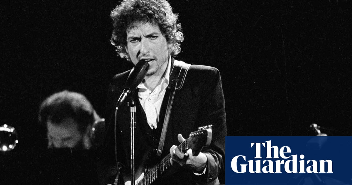 ‘Semi-literate’: writers in bitter row over Bob Dylan books