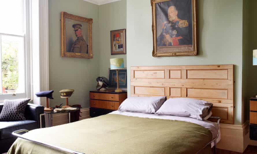 Unul din dormitoare cu poze militare pe pereți