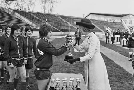 کاپیتان ساوتهمپتون، لزلی لوید، پس از پیروزی مقابل استوارتون تیستل در فینال سال 1971 در کریستال پالاس، جام را تحویل گرفت.
