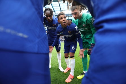 Thiago Silva rouses his teammates during his time at Chelsea.