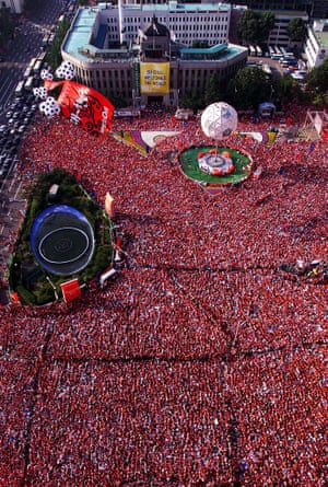 Las calles de Seúl se pusieron rojas también cuando decenas de miles de fanáticos vieron el partido en pantallas gigantes.