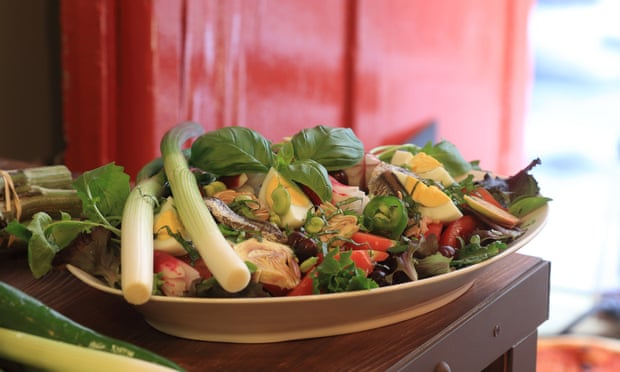 Salade niçoise : un classique régional.