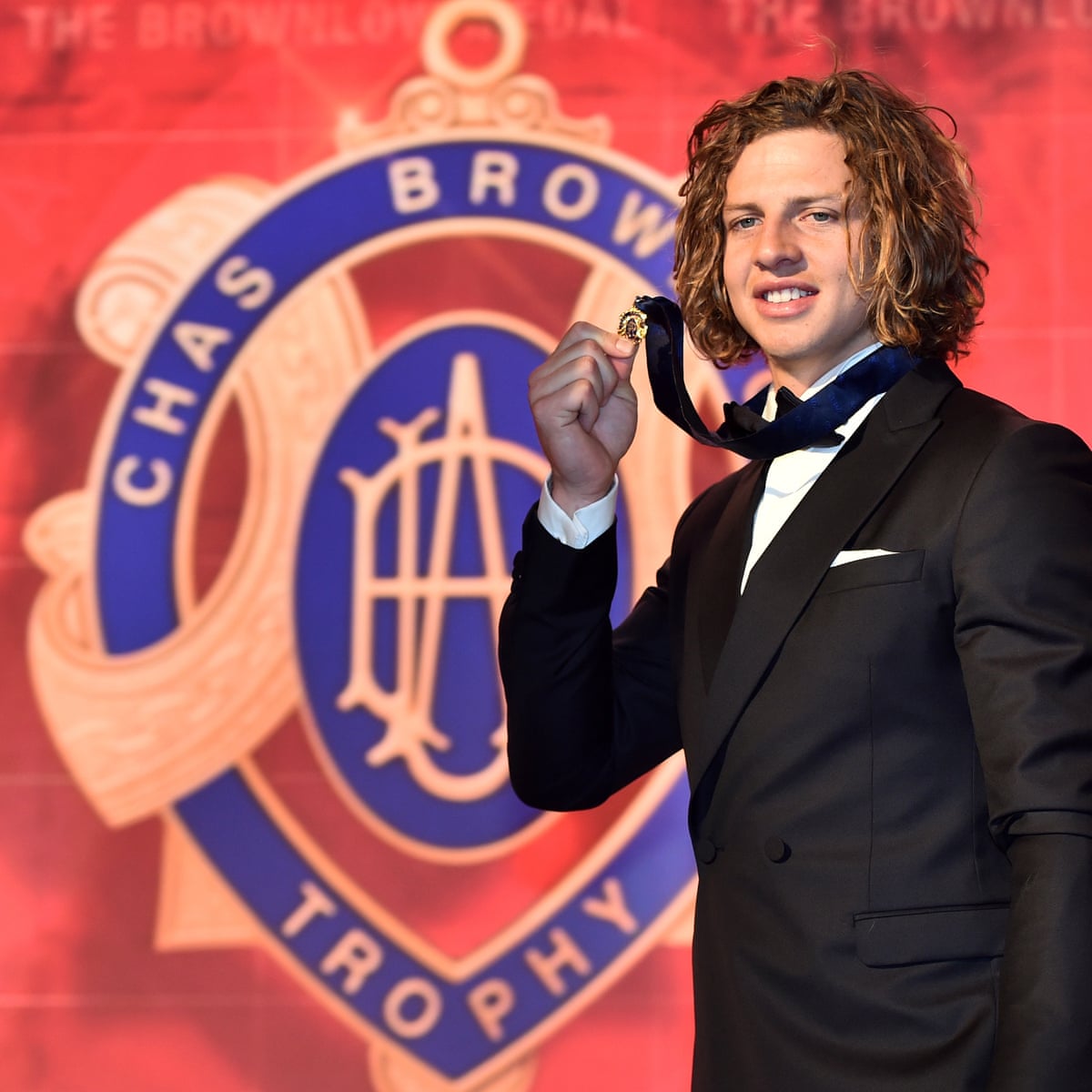Fremantle S Nat Fyfe Wins 2015 Brownlow Medal Afl The Guardian