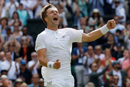 Liam Broady dari Britania Raya merayakan kemenangan melawan unggulan keempat, Casper Ruud.