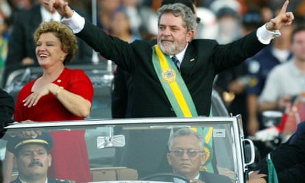 Luiz Inácio Lula da Silva waving from a car in 2002