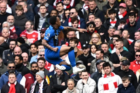 क्रुपी ने आर्सेनल प्रशंसकों के सामने जश्न मनाया।